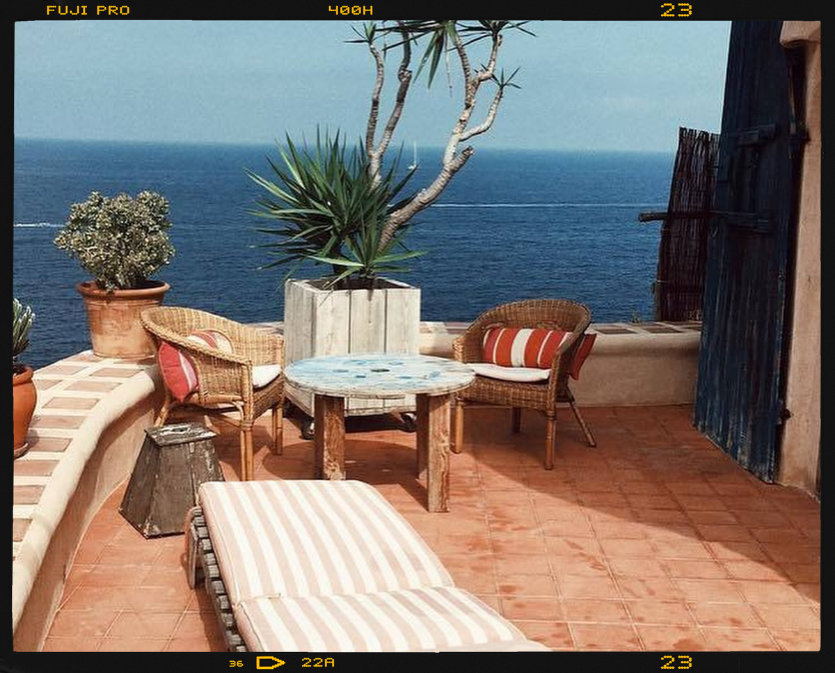 The work of César Manrique ☼ A pink penthouse in Vegas  ☼ Reñaca Beach in the '80s